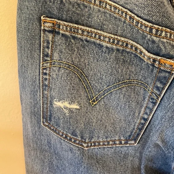 Levis distressed jeans - size 32 never worn - Picture 4 of 8